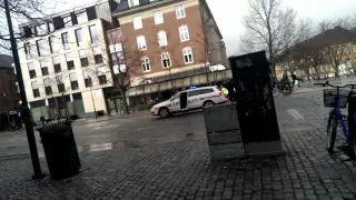 Politiet pågriper mann på Torget i Trondheim etter knivstikking.