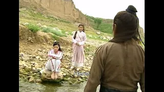 Zhang Wuji carried Zhou Zhiruo handkerchief with him. Zhao Min was jealous, threw it into the water.