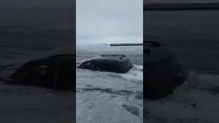 Крузак провалился под лед на Байкале. Утопили машину