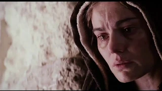 Una de las mejores escenas de la pelicula.La pasión de Cristo.Maria encuentra a Jesús.