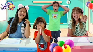 Maria Clara e sua amiga aprendem as cores com bolas em uma aula engraçada