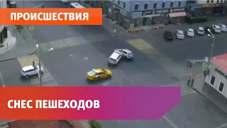 В Уфе из-за аварии кроссовер влетел в двух пешеходов