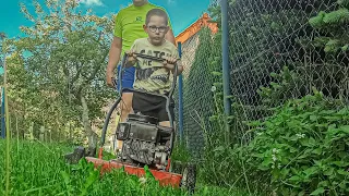 Bruder Fan kosi trawę, pierwsze koszenie, Anthony mows grass first time