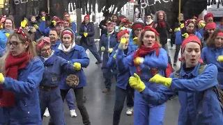 Flashmob ATTAC  "A cause de Macron  24/01/20  Paris Gare de l' Est