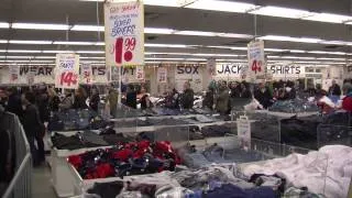 Honest Ed's sign sale draws hundreds of people.