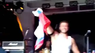 Музыканты Bloodhound Gang осквернили флаг России