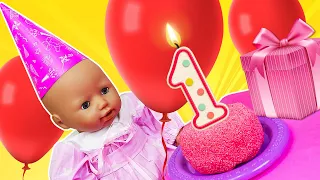 🎂 L'anniversaire de Bébé Annabelle 👶 La poupée a 1 an. Jeux comme maman pour enfants.