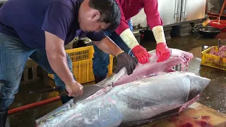 The audience is wild! The exquisite skills of a giant bluefin tuna cutter