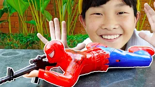 Yejun Hide and Seek Play with Spider Man Toys