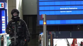 Mann wirft Rucksack unter PKW - Sprengstoffverdacht - Bahnhof geräumt in Siegburg 09.11.22 + O-Töne