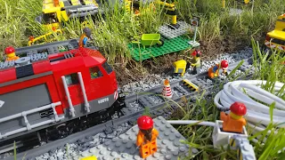 LEGO Cargo Train 60098 - Underway in the Garden - Construction Video Part 9