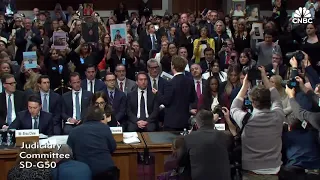 Meta CEO Mark Zuckerberg apologizes to parents at online child safety Senate hearing