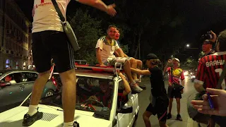 Milan, grande festa per lo scudetto: tifosi sulle auto in largo Cairoli