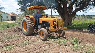 corte de terra com trator Valmet no sítio camucá