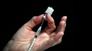 Infektiologe Sander: Impfungen helfen auch gegen Delta-Variante | AFP