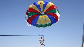 Полет на парашюте за катером (парасейлинг) в Турции.  Flying on a parachute behind a boat