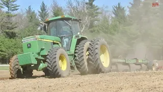 JOHN DEERE Tractors Plowing