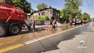 В Самаре на Ульяновской подтопило дорогу и дворы — мощный прорыв водопровода.