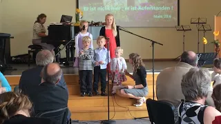 Opa hat Geburtstag. Die Enkelkinder singen