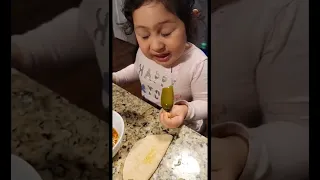 Niña comiendo chiles en vinagre como si fueran dulces 😬 😱 - Dj Gecko #shorts