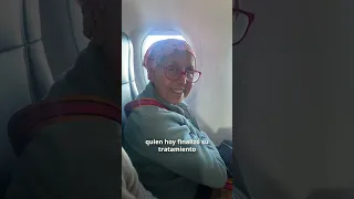 Sorpresa en un vuelo: un piloto le da la enhorabuena a una mujer que ha conseguido superar el cáncer