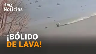 VOLCÁN de LA PALMA: Una BOLA de LAVA rueda colina abajo envuelta en LLAMAS | RTVE Noticias