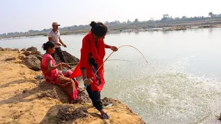 Amazing river fishing video || Wonderful two lady and village boy catfish catching || Hook fishing 🎣