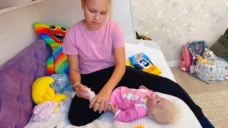 АЛИСА снова играет РЕБОРНОМ Алисой ! Одеваем Алису в гости к бабушке ! Alice play with reborn doll