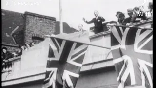 Crowd doing "The Lambeth Walk" (1948)