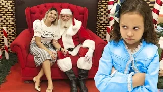 Erlania e Valentina brincando de comprar um brinquedo de Natal pra mamãe