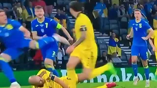 Entrada brutal 😱 de Marcus Danielson em jogo da Suécia x Ucrânia