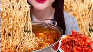 얼큰한 너구리 먹방! 🦊 통통한 라면에 아삭한 김치를 곁들여서😋🔥 mukbang asmr