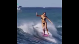 Сёрфингистка бегущая по волнам - A surfer running on the waves