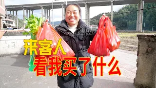 家裡來客人，媳婦上街買菜，看看都買了什麼 | A guest at home! I bought a lot of delicious food