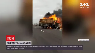 Новини України: у Хмельницькій області лобом у лоба зіткнулися військова вантажівка та легковик