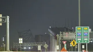 В Балтиморе (США) обрушился автомобильный мост, в опору которого врезалось грузовое судно