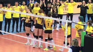 Isabelle Haak MVP ödülünü Gabi'ye veriyor! 🥰