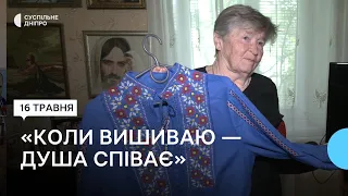 Вишиває сорочки та рушники: 76-річна майстриня у третьому поколінні створює орнаменти хрестиком