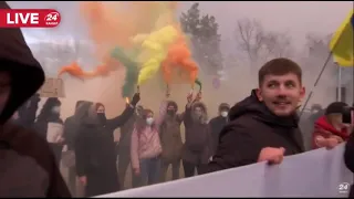 Біля будинку Зеленського запалили фаєра, автівки сигналять активістам