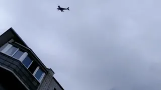 Пугающие выкрутасы показал винтажный самолет над головами воронежцев