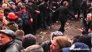 Protesters raise Russian flag in Ukrainian city