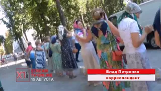 Яблочный Спас в Харькове:  люди несут виноград и яблоки