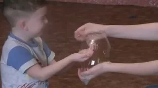 Как сделать ОГРОМНЫЕ мыльные пузыри в домашних условиях. Large bubbles at home.