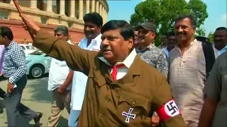 Demonstration im Hitler-Kostüm vor Indiens Parlament