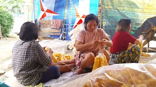 ngebungkusin kerupuk