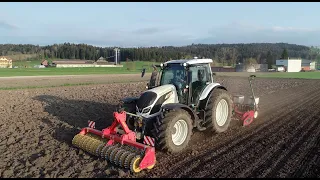 Maissaat mit weissem Valtra, Tulip Kreiselegge und Kinze Sämaschine