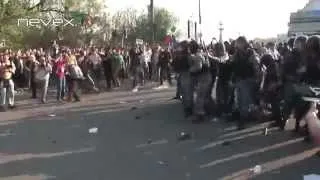 Мирный оппозиционер стреляет в ОМОН.