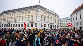 Lockdown für Ungeimpfte: Protest vor Kanzleramt in Wien