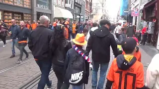 Koningsdag Amsterdam 2022 : drukte in de leidsestraat amsterdam