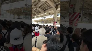 東京駅大混雑 雨で新幹線止まってましたが、いよいよ運行再開